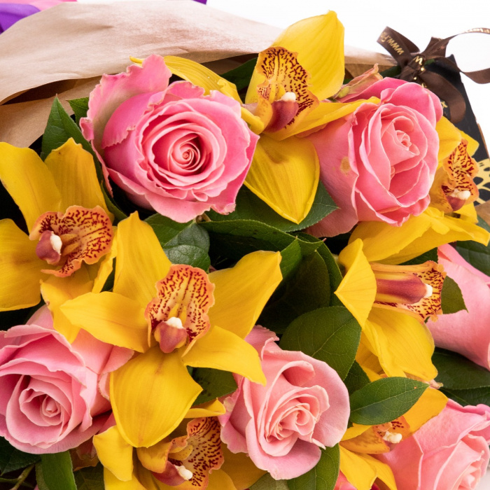 Buchet trandafiri roz si orhidee galbena – imaginea 2
