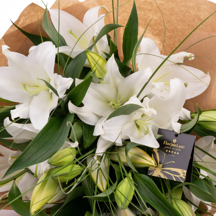 Buchet special crini albi – imaginea 2
