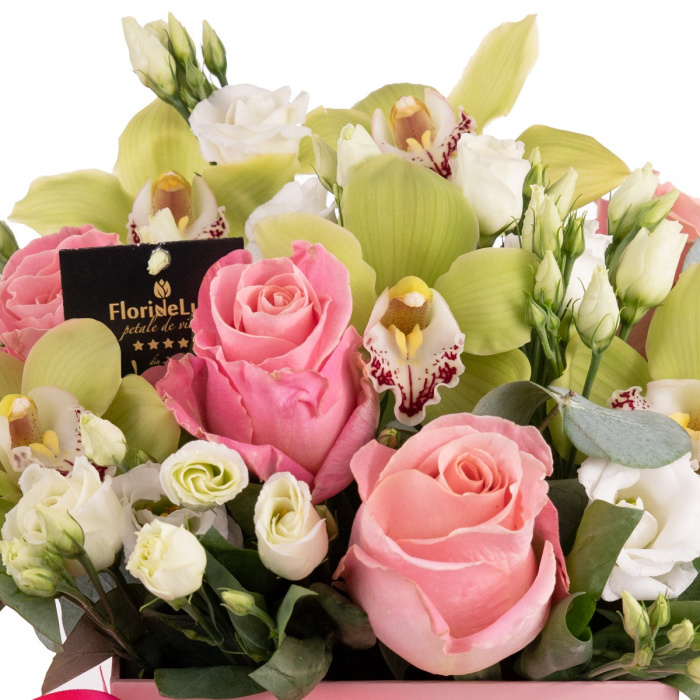 Cutie roz cu trandafiri si eustoma – imaginea 2