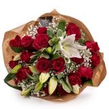 Buchet pasional cu trandafiri rosii si crini imperiali – Premium