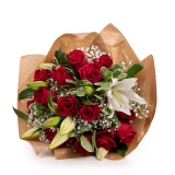 Buchet pasional cu trandafiri rosii si crini imperiali – Floridelux