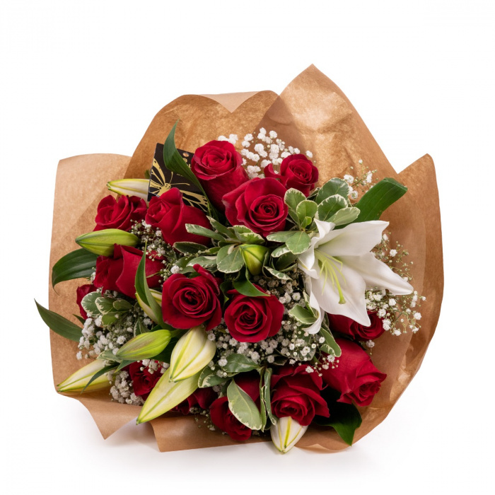 Buchet pasional cu trandafiri rosii si crini imperiali – imaginea 1