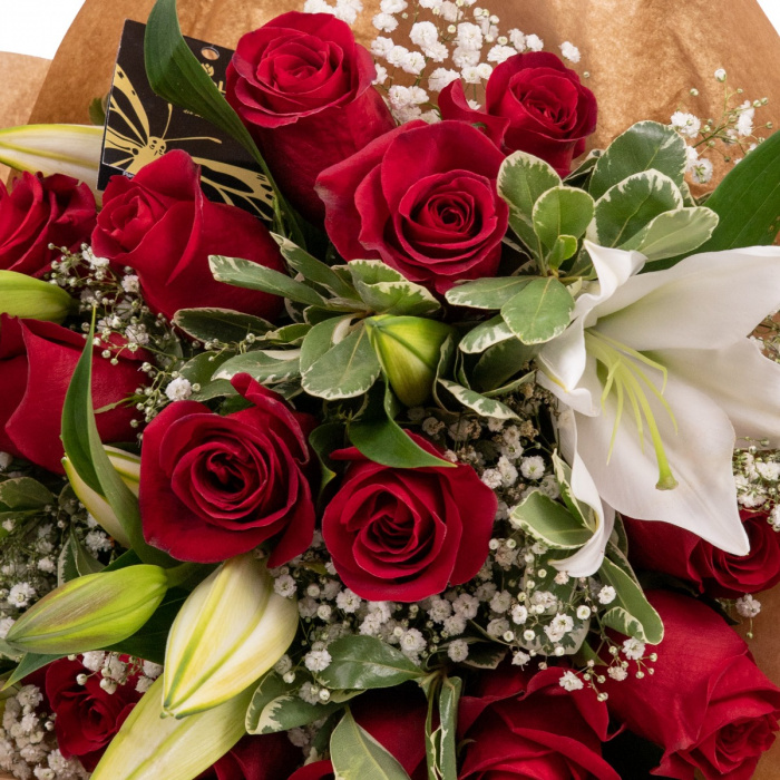 Buchet pasional cu trandafiri rosii si crini imperiali – imaginea 2