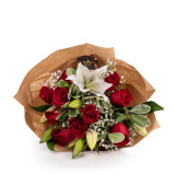 Buchet pasional cu trandafiri rosii si crini imperiali – Standard