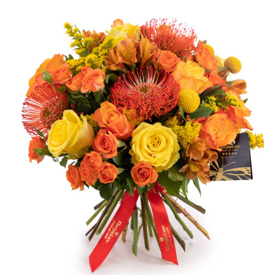 Buchet portocaliu cu trandafiri si leucospermum