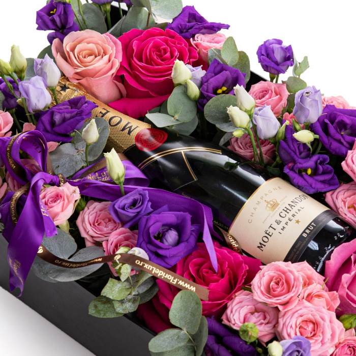 Cutie trandafiri roz si lisianthus mov cu sampanie – imaginea 2