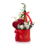 Cutie inima flori albe, praline si vin spumant – Standard