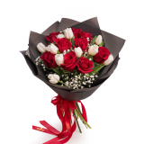 Buchet trandafiri rosii si lalele albe „Suflet romantic” – Floridelux