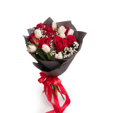 Buchet trandafiri rosii si lalele albe „Suflet romantic” – Standard