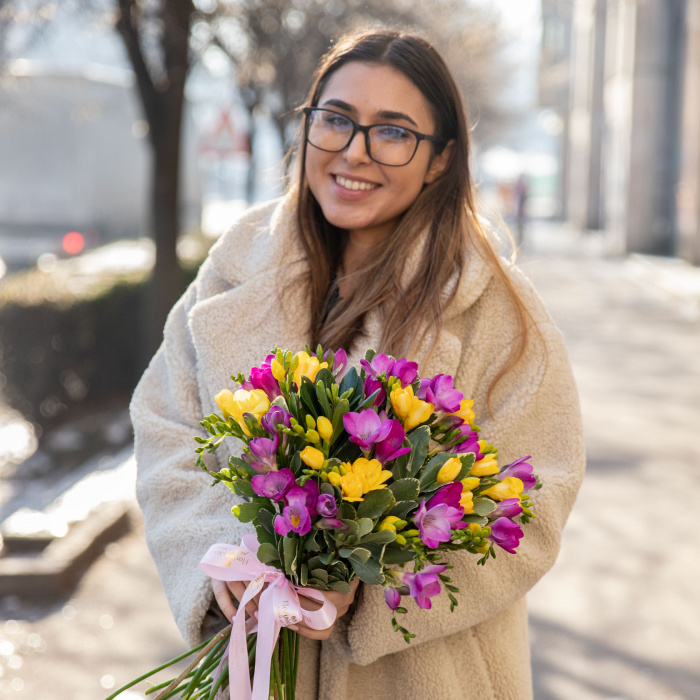 Buchet frezii colorate Vivid Love – imaginea 3