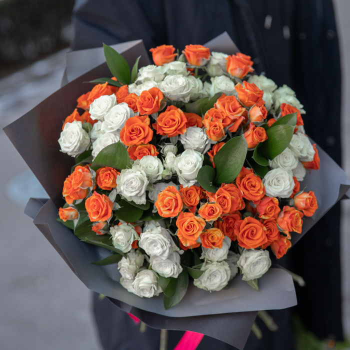 Buchet trandafiri portocalii si albi "My special one" – imaginea 3