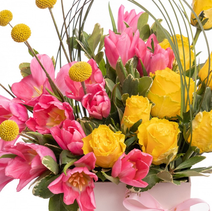 Aranjament floral cu trandafiri galbeni si lalele roz