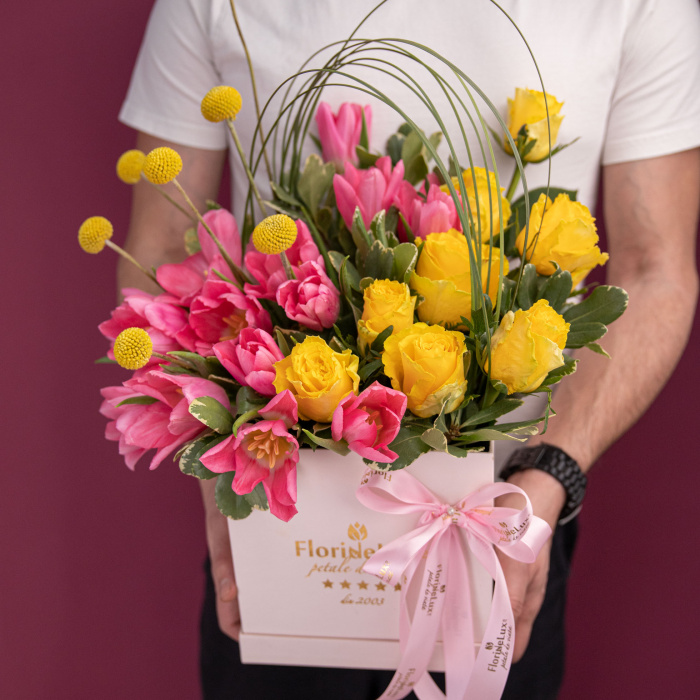 Aranjament floral cu trandafiri galbeni si lalele roz