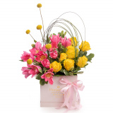 Aranjament floral cu trandafiri galbeni si lalele roz – Floridelux