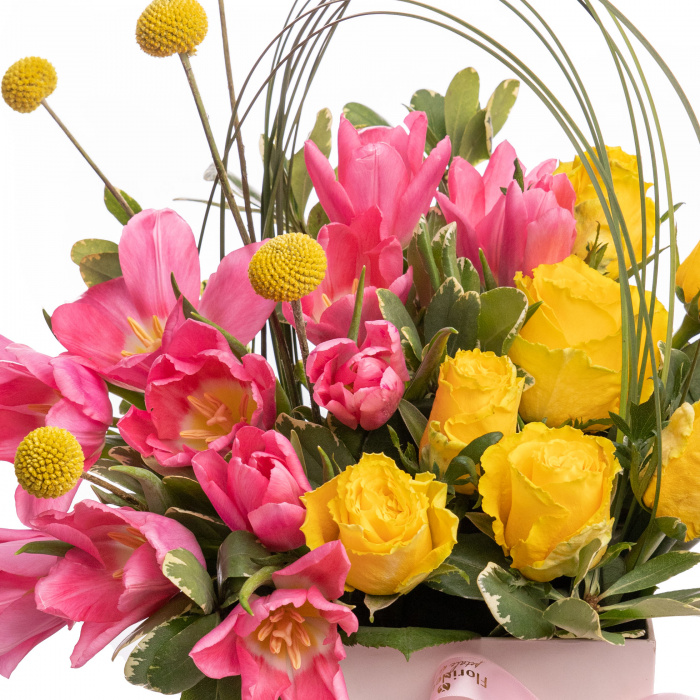 Aranjament floral cu trandafiri galbeni si lalele roz – imaginea 2