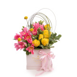 Aranjament floral cu trandafiri galbeni si lalele roz – Standard
