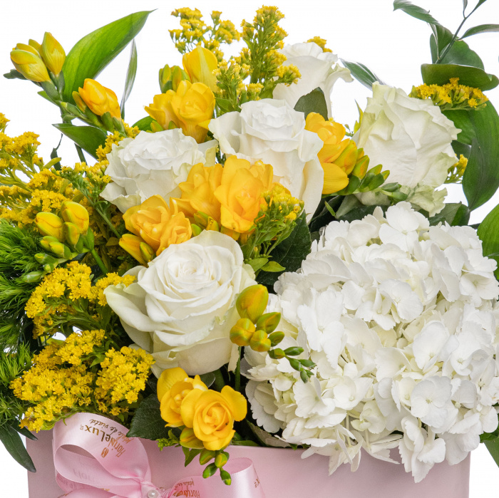 Aranjament floral in cutie inima Flowerbomb – imaginea 2