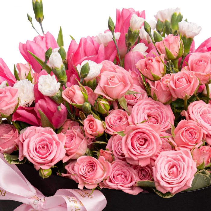 Aranjament floral cu trandafiri si lalele Pink Elegance