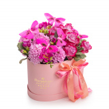Aranjament floral cu flori roz si accesorii – Floridelux