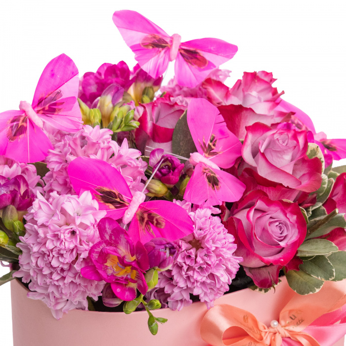Aranjament floral cu flori roz si accesorii – imaginea 2