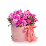 Aranjament floral cu flori roz si accesorii – Standard