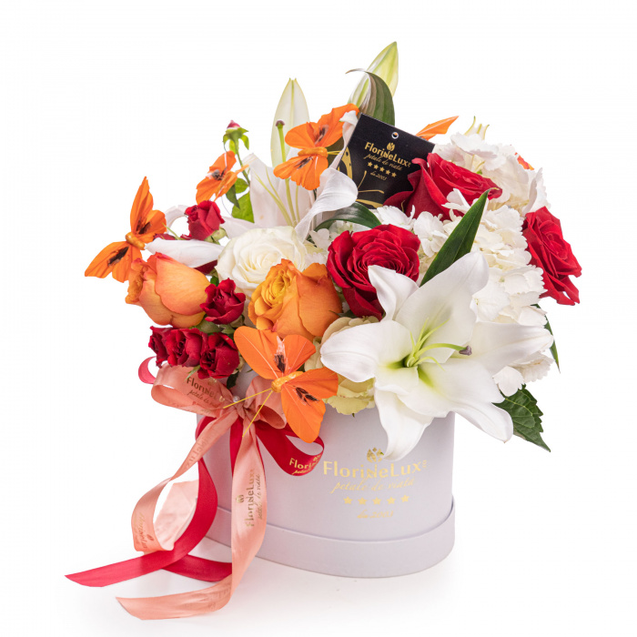 Aranjament floral cu trandafiri, crini si accesorii – imaginea 1