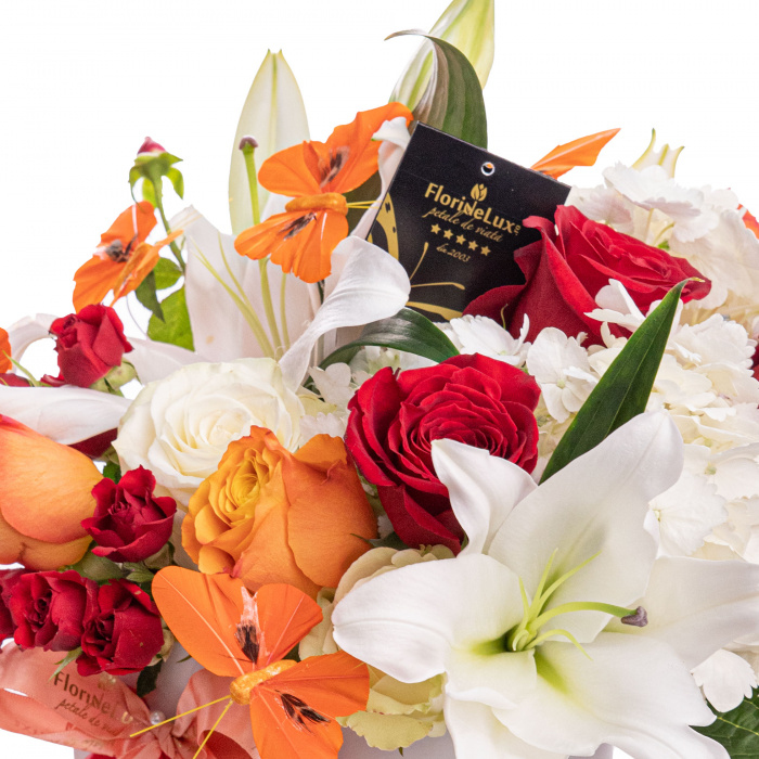 Aranjament floral cu trandafiri, crini si accesorii – imaginea 2