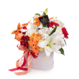 Aranjament floral cu trandafiri, crini si accesorii – Standard