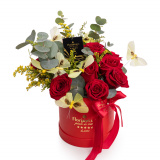 Aranjament floral cu trandafiri rosii si fluturi colorati – Premium
