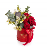 Aranjament floral cu trandafiri rosii si fluturi colorati – Floridelux