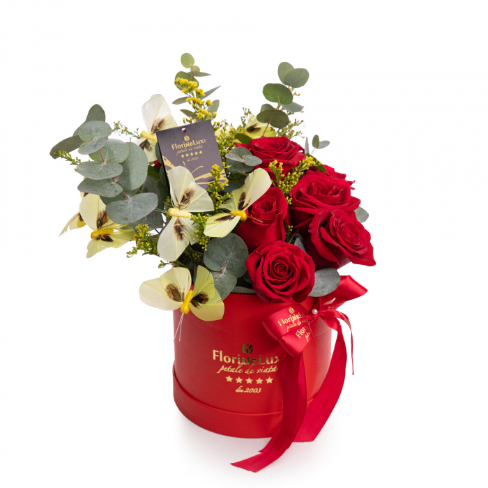 Aranjament floral cu trandafiri rosii si fluturi colorati – imaginea 1