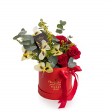 Aranjament floral cu trandafiri rosii si fluturi colorati – Standard