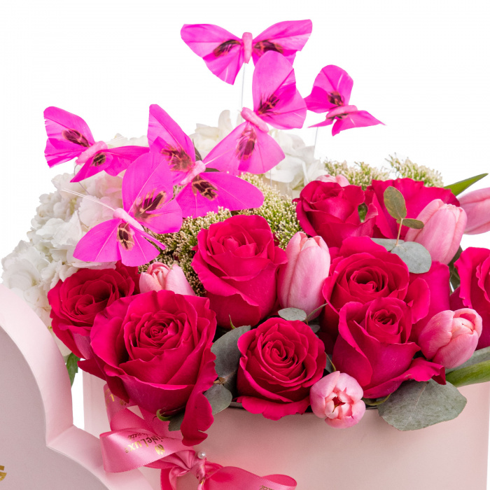 Aranjament floral cu trandafiri si lalele Pink Fantasy