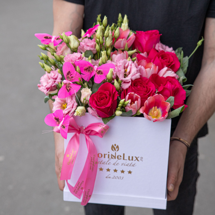 Aranjament floral cu lalele, trandafiri si fluturi colorati – imaginea 3