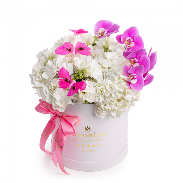 Aranjament floral cu hortensii, orhidee si fluturi colorati – imaginea 1