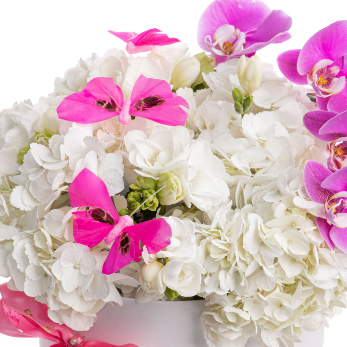 Aranjament floral cu hortensii, orhidee si fluturi colorati – imaginea 2
