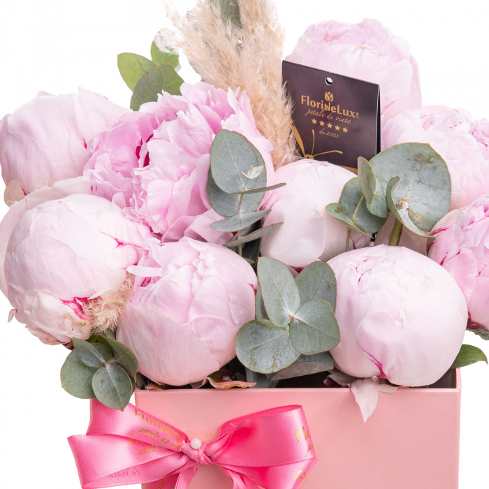 Detaliu de aproape cu florile din Aranjament floral cu bujori roz, varianta Premium, compus din 9 bujori roz, 1 fir de cortaderia si 2 crengute de eucalipt