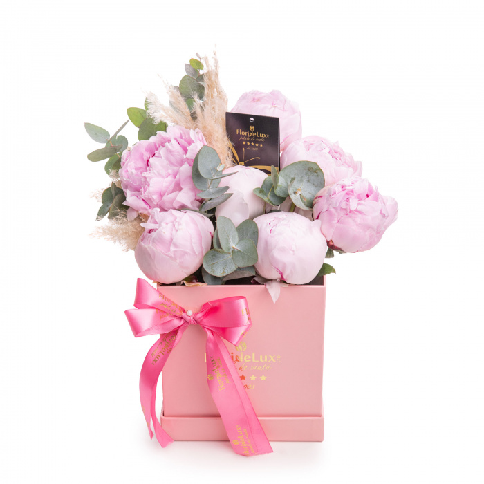 Vedere de ansamblu a produsului Aranjament floral cu bujori roz, varianta Deluxe, compus din 7 bujori roz, 1 fir de cortaderia si 2 crengute de eucalipt
