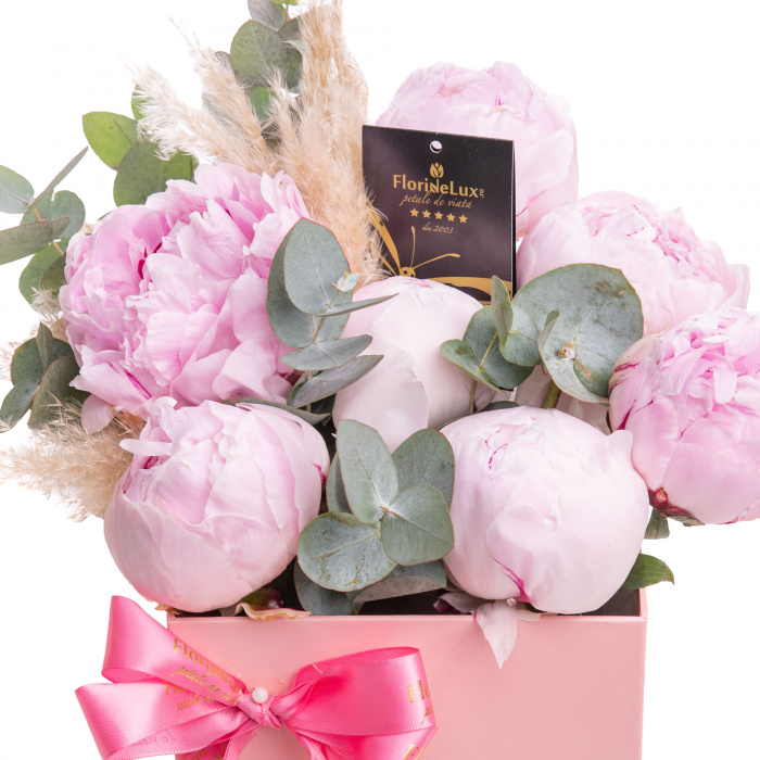 Detaliu de aproape cu florile din Aranjament floral cu bujori roz, varianta Deluxe, compus din 7 bujori roz, 1 fir de cortaderia si 2 crengute de eucalipt