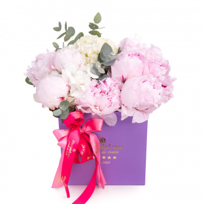 Vedere de ansamblu a produsului Aranjament floral cu bujori si hortensii, varianta Premium, compusa din 9 bujori roz, o crenguta de eucalipt si 2 hortensii albe