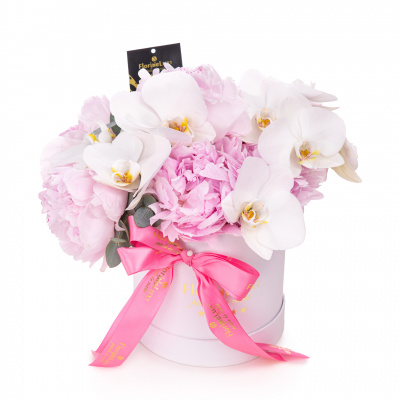 Vedere de ansamblu a produsului Aranjament floral cu bujori roz si orhidee, varianta Premium, compus din 7 bujori roz, o crenguta de eucalipt si o orhidee Phalaenopsis