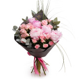 Vedere de ansamblu a produsului Buchet bujori roz Heart's Desire, varianta Premium, compusa din 5 fire de beargrass, 5 bujori roz, 3 crengute de eucalipt, 5 trandafiri ramificati roz