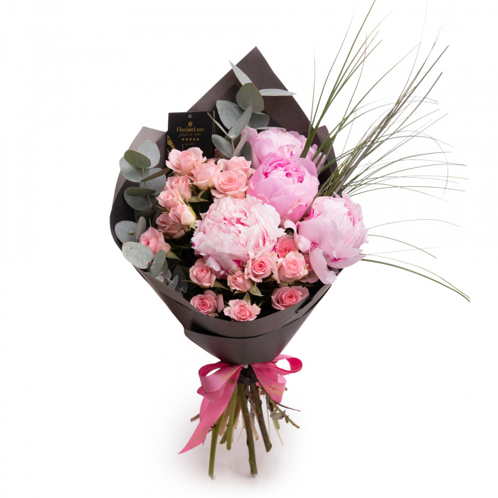 Vedere de ansamblu a produsului Buchet bujori roz Heart's Desire, varianta Deluxe, compusa din 7 fire de beargrass, 4 bujori roz, 2 crengute de eucalipt, 4 trandafiri ramificati roz