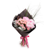 Vedere de ansamblu a produsului Buchet bujori roz Heart's Desire, varianta Standard, compusa din 5 fire de beargrass, 3 bujori roz, 2 crengute de eucalipt, 3 trandafiri ramificati roz