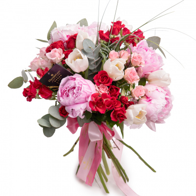 Vedere de ansamblu a produsului Buchet bujori si lalele Romantic Rhapsody, varianta Premium, compus din 5 bujori roz, 6 lalele albe, 4 trandafiri ramificati rosii, 2 trandafiri ramificati roz, 2 crengute de eucalipt si 7 fire de beargrass
