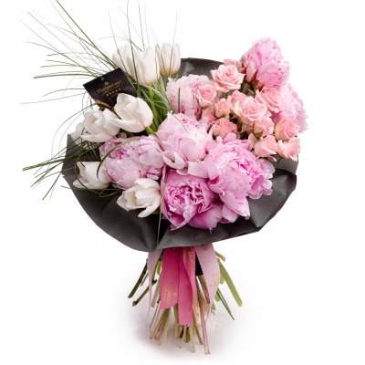 Vedere de ansamblu a produsului Buchet bujori "Love Story", varianta Premium, compus din 15 fire de beargrass, 6 bujori roz, 7 lalele albe si 4 trandafiri ramificati roz