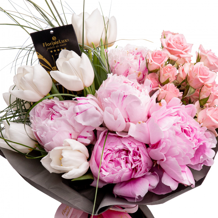 Detaliu de aproape cu florile din Buchet bujori "Love Story", varianta Deluxe, compus din 15 fire de beargrass, 5 bujori roz, 7 lalele albe si 3 trandafiri ramificati roz