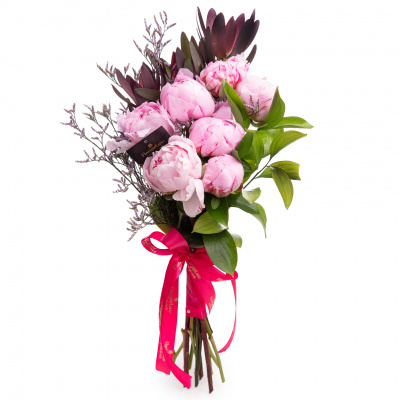 Vedere de ansamblu a produsului Buchet bujori 'Elegant Woman', varianta Premium, compus din 7 bujori roz, 3 crengute de leucadendron, o tija de limonium si 3 frunze de ruscus mare