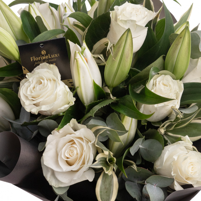 Buchet trandafiri albi si crini Hope – imaginea 2