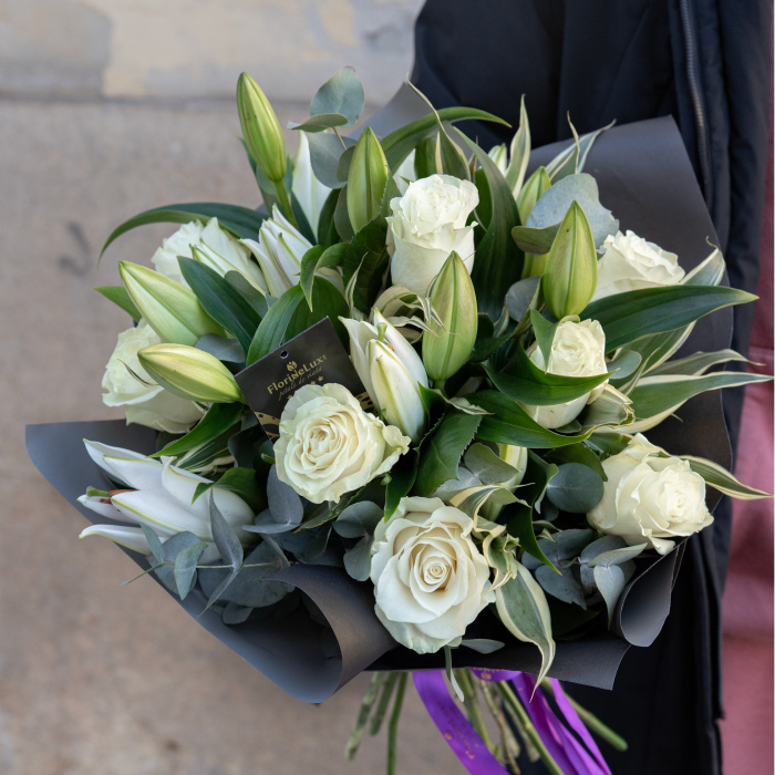 Buchet trandafiri albi si crini Hope – imaginea 3